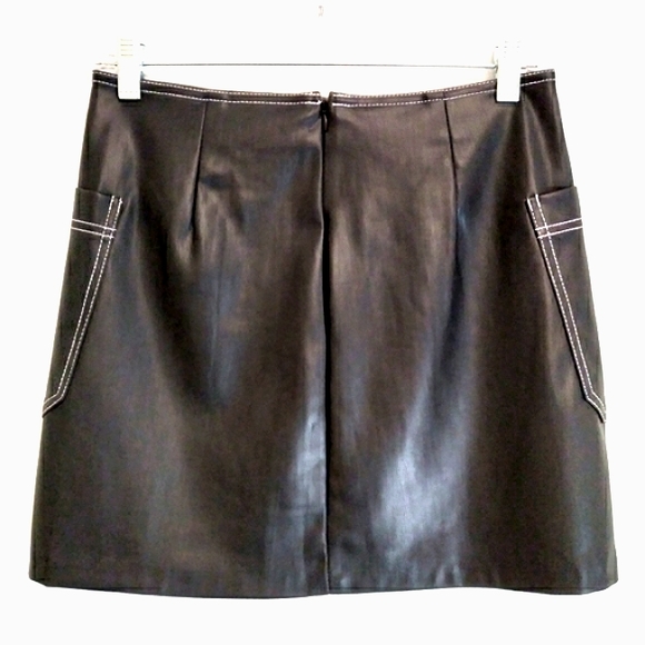 🎁 Zara Faux Leather Mini Skirt, Black w/ White Stitching, Pockets Front Buttons - Picture 2 of 13
